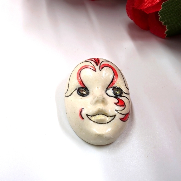 Unique Porcelain Hand Painted Mask Vintage Brooch - Picture 2 of 4